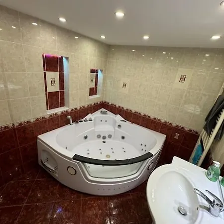 5 Haus Mit Whirlpool, Grillhuette Und Privatem Garten, Perfekt Fuer Gruppen Oder Familien